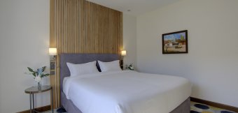 Deluxe with one King-size bed: Photo 1